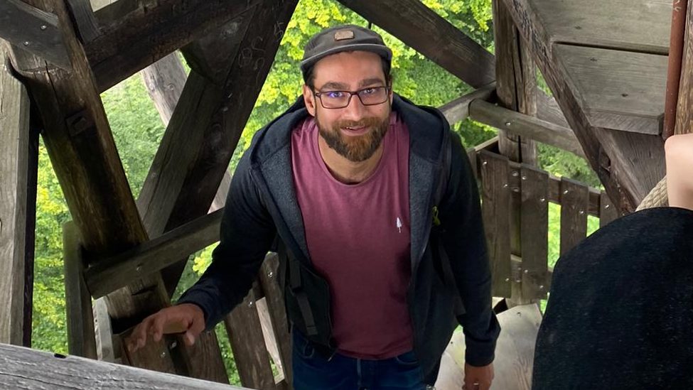 Samuel Malapati, im Holzturm