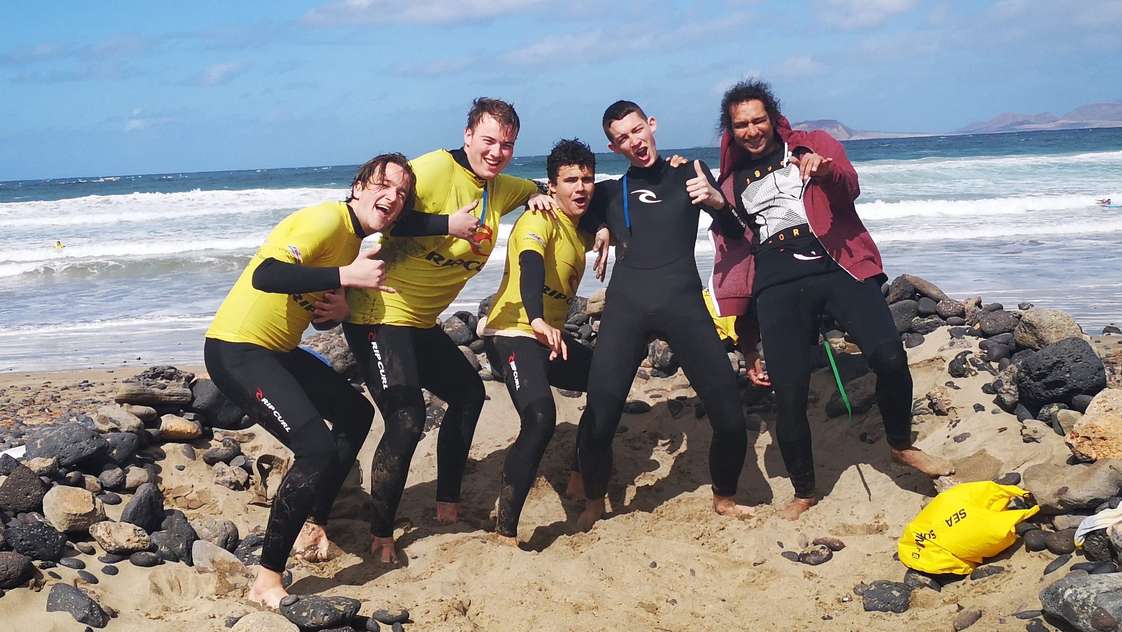 Samuel Malapati und Jugendliche im Surflager